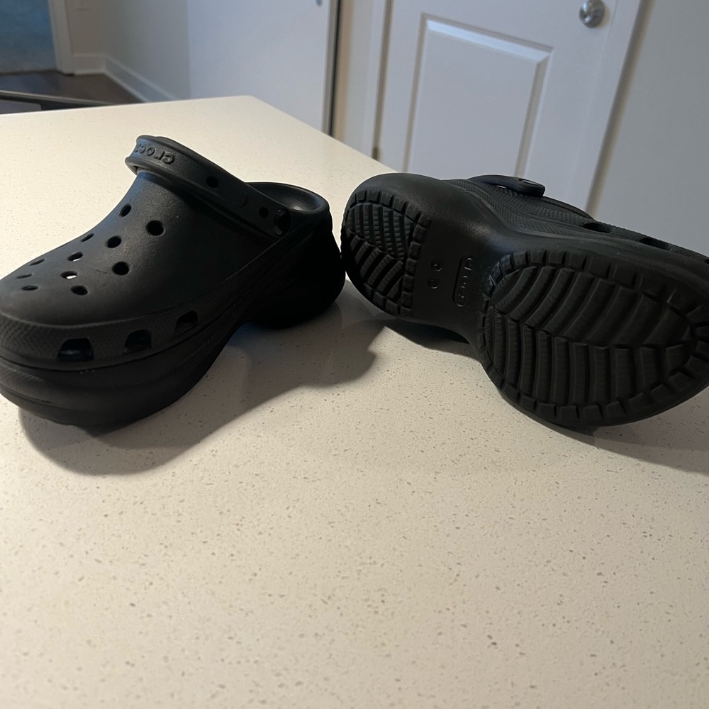 Crocs: color black size women’s 6